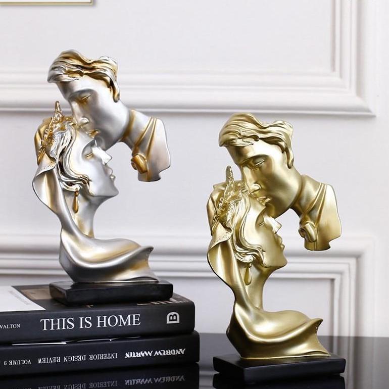Love Moment Statue