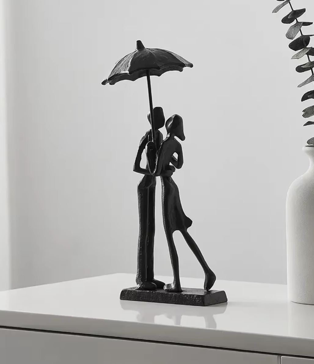 Couple in the Rain Statue in Metal 26 cm