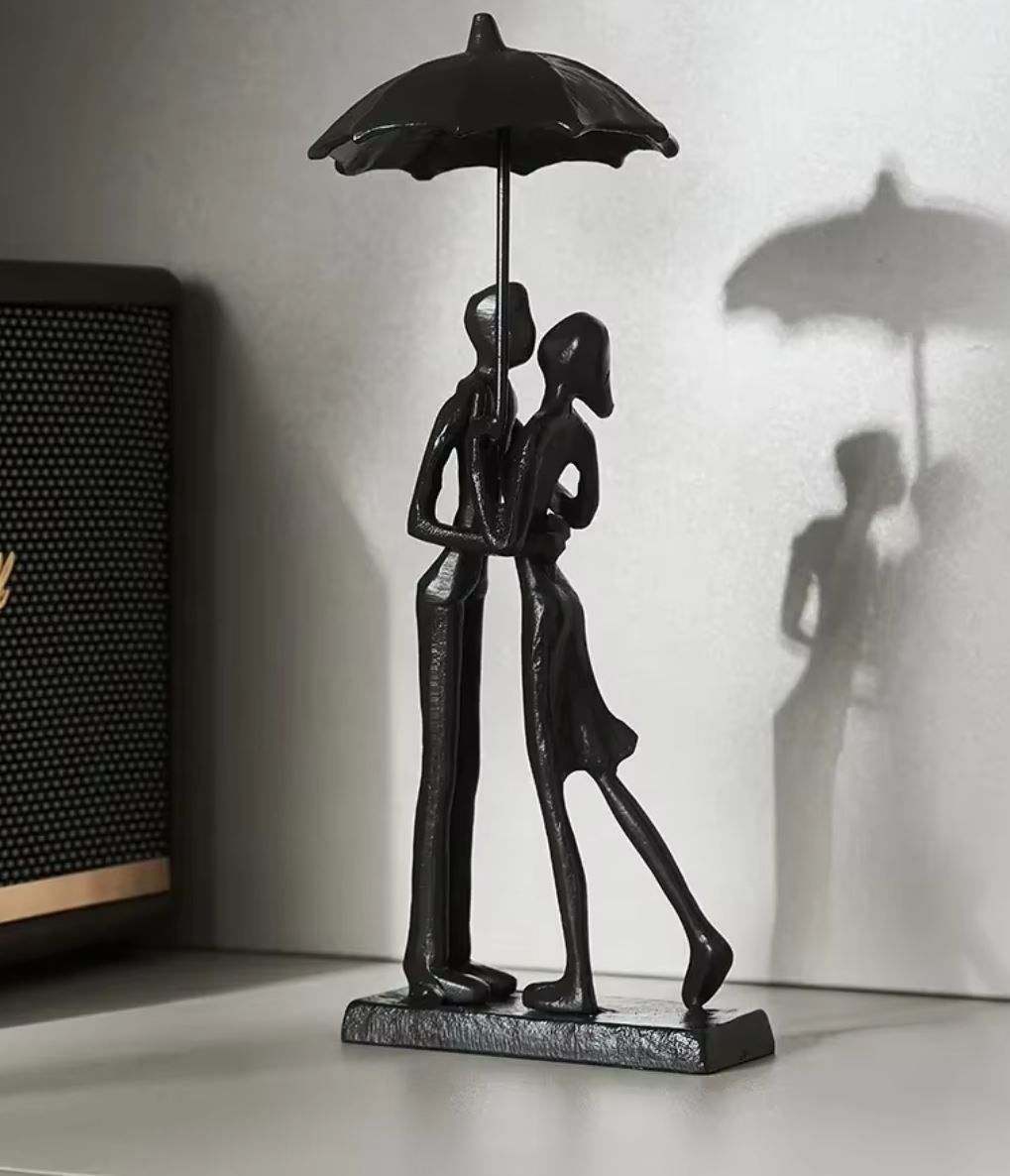 Couple in the Rain Statue in Metal 26 cm