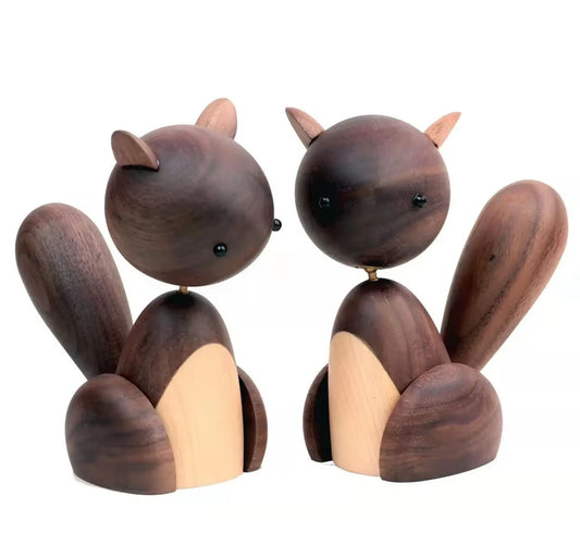 Nordic-Style Wooden Squirrel Statue 11 cm
