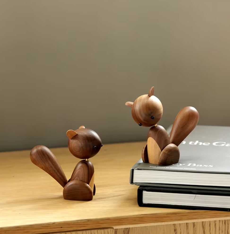Nordic-Style Wooden Squirrel Statue 11 cm