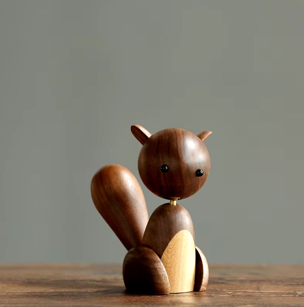 Nordic-Style Wooden Squirrel Statue 11 cm