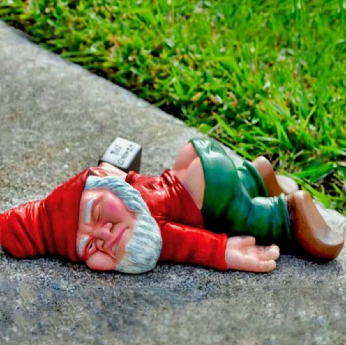 Drunk Garden Gnome Statue 12 cm
