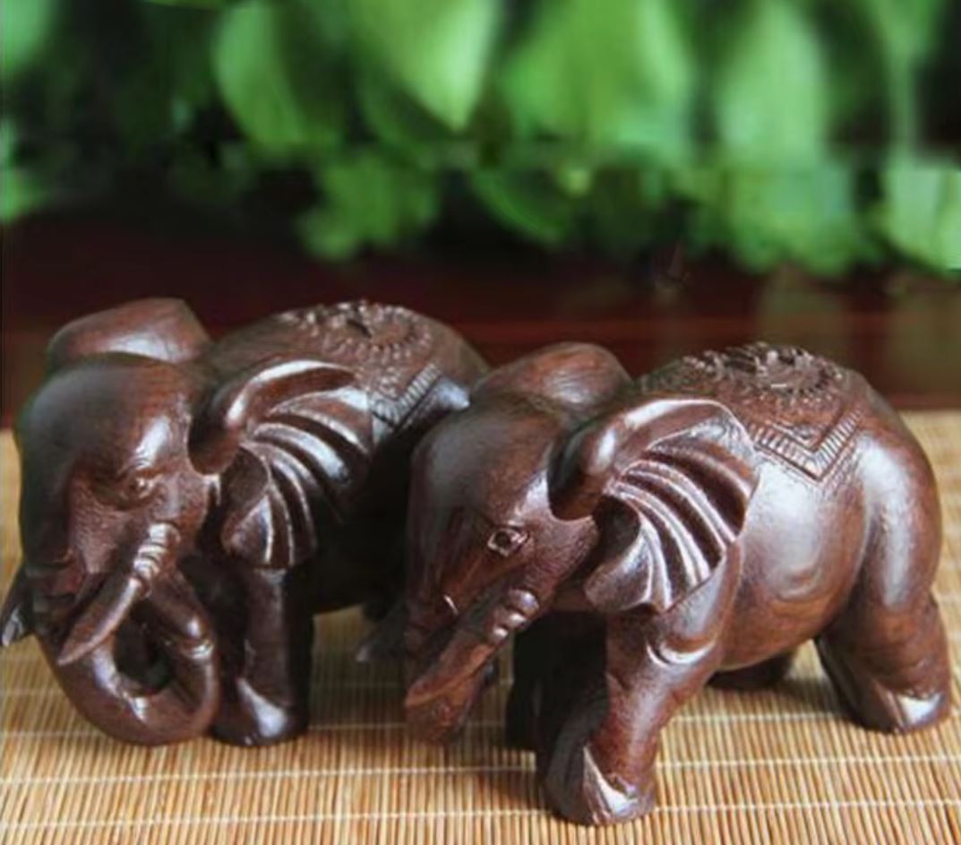 Elephant Statuette in Wood 4 cm